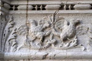 venedig, italien - 15. september 2019 - dogenherzoglicher palast hauptstadt der säule am wegerand skulptur detail foto