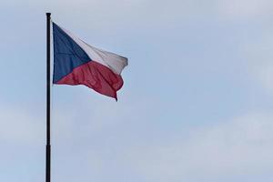 wehende flagge der tschechischen republik foto