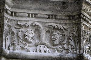 venedig, italien - 15. september 2019 - dogenherzoglicher palast hauptstadt der säule am wegerand skulptur detail foto