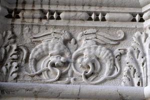 venedig, italien - 15. september 2019 - dogenherzoglicher palast hauptstadt der säule am wegerand skulptur detail foto