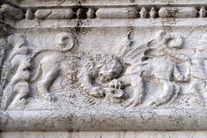 venedig, italien - 15. september 2019 - dogenherzoglicher palast hauptstadt der säule am wegerand skulptur detail foto