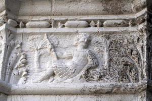 venedig, italien - 15. september 2019 - dogenherzoglicher palast hauptstadt der säule am wegerand skulptur detail foto