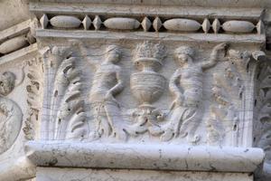 venedig, italien - 15. september 2019 - dogenherzoglicher palast hauptstadt der säule am wegerand skulptur detail foto