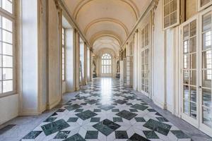 venaria reale, italien - luxusinnenraum alter königlicher palast. Galerieperspektive mit Fenster. foto