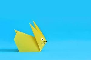 Origami-Hase. hellblauer Hintergrund. ostern basteln selber machen foto