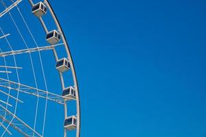 Riesenrad gegen den Himmel foto