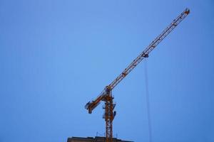 Baukran auf dem Hintergrund des Himmels. Baustelle. foto