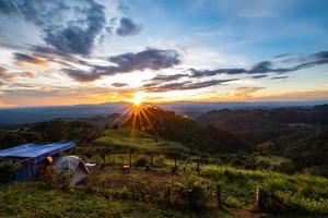 Landschaftsberge während der Dämmerung in Nan Thailand foto