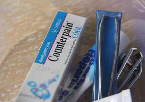 jakarta, indonesien - 27. januar 2023 - counterpain blue cool tube cream box mit anderen gegenständen in plastikbehälter foto