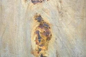mit Ziegeln gedeckter alter hölzerner Hintergrund mit natürlichen Sprüngen foto