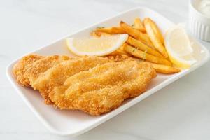 Fish and Chips - gebratenes Fischfilet mit Kartoffelchips foto