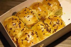 Bolen oder Pisang Bolen ist ein indonesisches gebackenes Brotgebäck mit Krustenschichten, die denen von Croissant-Toppings mit Schokolade ähneln, die mit Käse und Banane gefüllt sind. foto