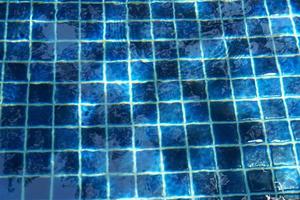 Schwimmbad mit schönem klarem Wasser foto