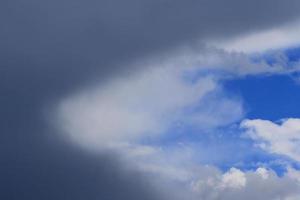 stürmisches Wetter und dunkle Wolken foto