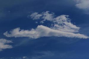 klarer blauer Himmel und weiße Wolken foto