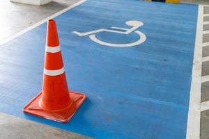 der Behindertenparkplatz im Innenbereich des Kaufhauses. foto