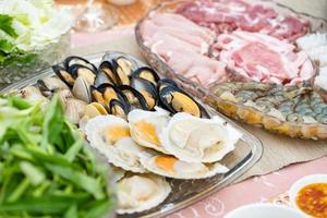 Sukiyaki Premium- und Luxus-Dinner-Set für Feiern mit besonderen VIP-Gästen. Sie haben das Rohmaterial, Rindfleisch, Schweinefleisch, Huhn, Ei, Tofu, Gemüse, Garnelen, Muscheln, Tintenfisch. foto