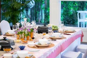 Sukiyaki Premium- und Luxus-Dinner-Set für Feiern mit besonderen VIP-Gästen. Sie haben das Rohmaterial, Rindfleisch, Schweinefleisch, Huhn, Ei, Tofu, Gemüse, Garnelen, Muscheln, Tintenfisch. foto
