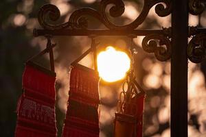 Silhouette-Tung-Baum, die spirituelle Flagge für den Sieg und die Helligkeit des Lebens. Schießen Sie auf Wat Phra That Doi Tung, Provinz Chiang Rai, nördlich von Thailand foto