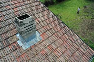 italien ziegeldach schornstein detail drohnenansicht foto