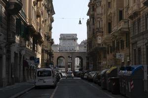 genua, italien - 5. april 2020 - die straßen der innenstadt sind aufgrund der covid-quarantäne des coronavirus wüste foto