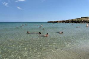 noto, italien - 18. juli 2020 - calamosche strand voller menschen ohne soziale distanzierung nach der coronavirus-quarantäne foto