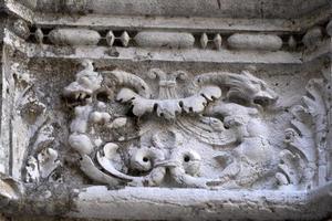 venedig, italien - 15. september 2019 - dogenherzoglicher palast hauptstadt der säule am wegerand skulptur detail foto