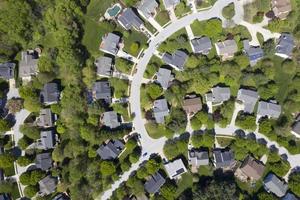 Amerikanisches Viertel der oberen Mittelklasse mit geschwungener Straße in Maryland foto