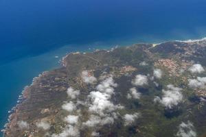 portugal küste ozean in der nähe von lissabon luftaufnahme vom flugzeug foto