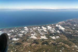 portugal küste ozean in der nähe von lissabon luftaufnahme vom flugzeug foto