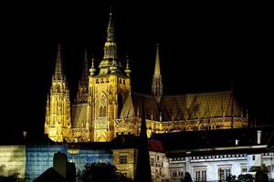 Blick auf die Prager Burg bei Nacht foto