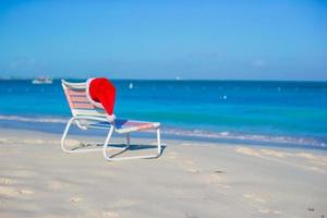 Nahaufnahme Sankt-Hut auf Stuhl longue am tropischen Strand foto
