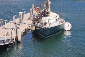 angedocktes Segelboot nach Hurrikan beschädigt foto