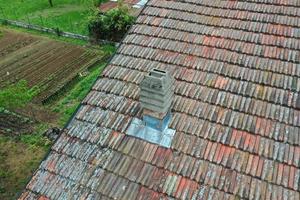 italien ziegeldach schornstein detail drohnenansicht foto