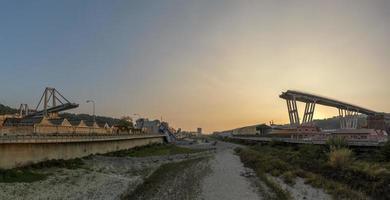 Morandi stürzte Brücke in Genua ein foto