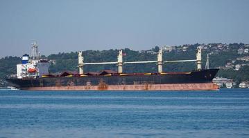 Frachtschiff im Meer foto