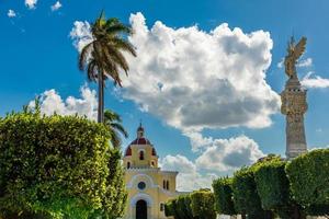 Cristobal Colon Katholische Friedhofskapelle und Säule mit Engel im Vordergrund, Vedado, Havanna, Kuba foto