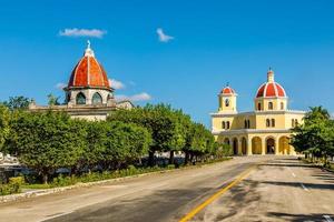 Cristobal Colon Katholische Friedhofskapelle, mit Straße und Gasse im Vordergrund, Vedado, Havanna, Kuba foto
