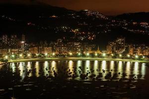 rio de janeiro stadtzentrum mit küstenlinie, nachtansicht vom zuckerhut, november 2015 foto