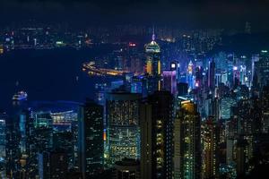 luftnachtansicht zur kowloon bay und beleuchteten wolkenkratzern der insel hong kong, republik china