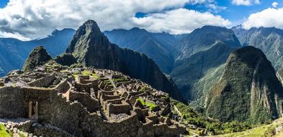 Panoramablick von oben auf die alten Inkaruinen und den Berg Wayna Picchu, Machu Picchu, Provinz Urubamba, Peru foto