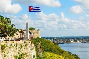 la cabana spanische festungsmauern und kubanische flagge im vordergrund, mit meer im hintergrund, havanna, kuba foto