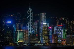 Nachtansicht des zentralen Geschäftsviertels von Hongkong, beleuchtete Wolkenkratzer von Kowloon, Hongkong, China, Mai 2017