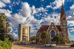 luteranische christuskirche und straße mit autos davor, windhoek, namibia foto