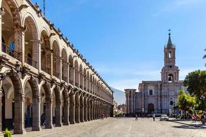 lange arkade mit katholischer kathedrale, zentraler platz von arequipa, peru foto