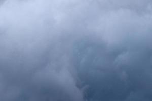 stürmisches Wetter und dunkle Wolken foto