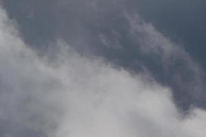 stürmisches Wetter und dunkle Wolken foto