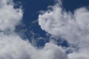 klarer blauer Himmel und weiße Wolken foto