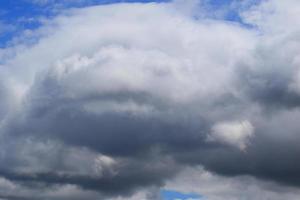 stürmisches Wetter und dunkle Wolken foto