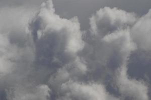 stürmisches Wetter und dunkle Wolken foto